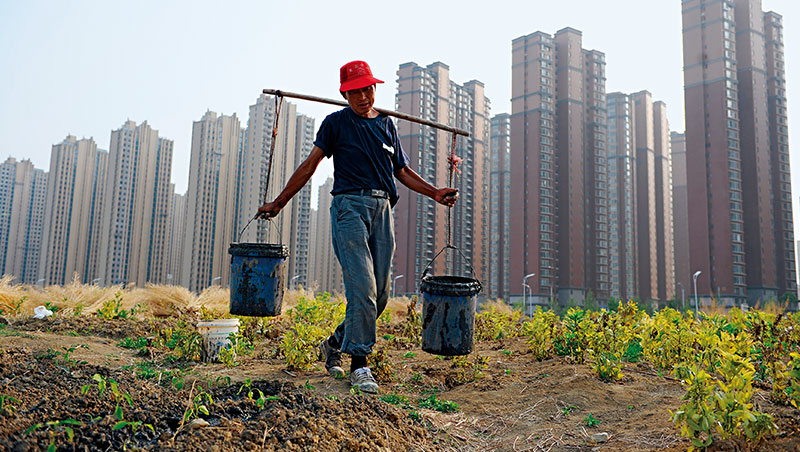 中國一線城市房地產翻數倍，農民卻因土地無法轉賣分不到羹，又被地方政府隨意徵收引發多次抗爭，但此情況明年就可能改變。